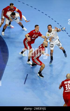 Handball, EHF-Europameisterschaft der Männer Hauptrunde DEUTSCHLAND (GER) vs. UNGARN (HUN) 35:28 22.01.2024 in der Lanxess-Arena in Köln Patrik LIGETVARI (HUN), Adrian SIPOS (HUN) und Kai HÄFNER (GER) v.l.n.r. beim Kampf UM den ball Foto : Norbert Schmidt, Düsseldorf Banque D'Images