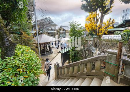 Tokyo, Japon. Janvier 2024. Vue extérieure des portes Torii au temple shinto du sanctuaire Gojoten au parc Ueno dans le centre-ville Banque D'Images