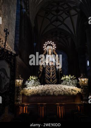 Piédestal et image de la Fraternité de la Solitude de notre-Dame de Jaca. Samana Santa. Madonna illuminée Banque D'Images
