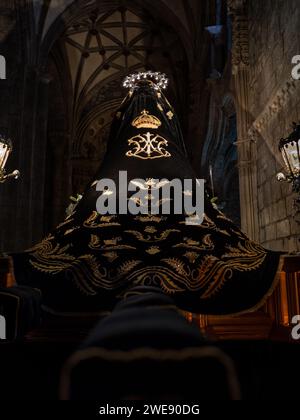 Piédestal et image de la Fraternité de la Solitude de notre-Dame de Jaca. Samana Santa. Madonna illuminée Banque D'Images