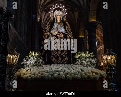Piédestal et image de la Fraternité de la Solitude de notre-Dame de Jaca. Samana Santa. Madonna illuminée Banque D'Images