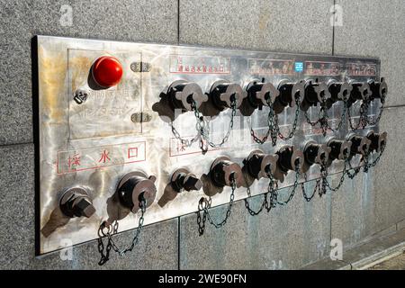 Tokyo, Japon. Janvier 2024. les prises d'eau pour les urgences des pompiers dans un mur d'un immeuble au centre de la ville Banque D'Images