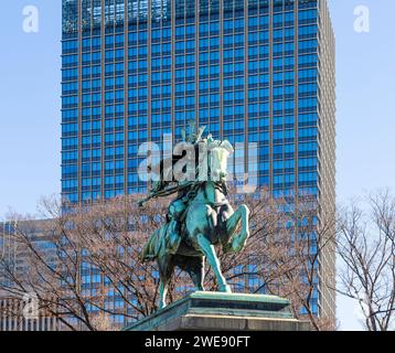 Tokyo, Japon. 7 janvier 2024. La statue de Masashige Kusunoki, qui était un fidèle samouraï de l'empereur Gudaigo, dans le jardin national de Kokyo Gaien Banque D'Images