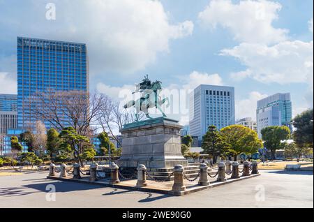 Tokyo, Japon. 7 janvier 2024. La statue de Masashige Kusunoki, qui était un fidèle samouraï de l'empereur Gudaigo, dans le jardin national de Kokyo Gaien Banque D'Images