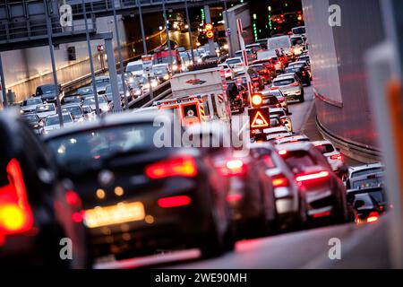 Munich, Allemagne. 24 janvier 2024. La circulation dense pousse le long du périphérique central à Munich. Crédit : Matthias Balk/dpa/Alamy Live News Banque D'Images