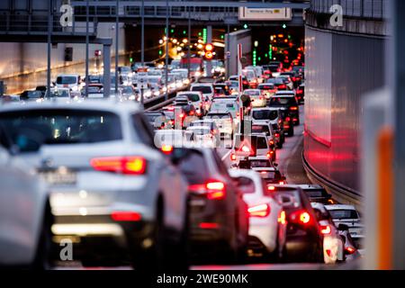 Munich, Allemagne. 24 janvier 2024. La circulation dense pousse le long du périphérique central à Munich. Crédit : Matthias Balk/dpa/Alamy Live News Banque D'Images