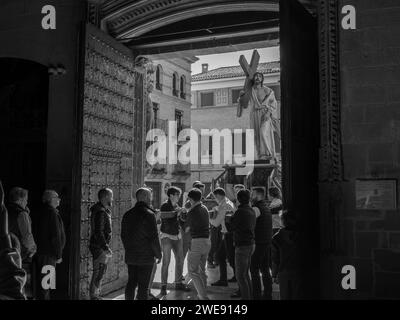 Préparatifs de la Confraternité de Jésus de Nazareth. les épaulettes sont nouées sur la base. Pâques. Répétitions pour la procession de la semaine Sainte Banque D'Images