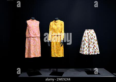 Édimbourg, Écosse, Royaume-Uni. 24 janvier 2024. Une exposition majeure consacrée aux textiles récemment découverts par Andy Warhol, artiste pop emblématique, marque la première fois que ces œuvres perdues seront vues en Écosse. Andy Warhol : The textiles est aux studios Dovecot du 26 janvier au 18 mai 2024. 'ANDY WARHOL œuvre d'art © 2024 The Andy Warhol Foundation for the Visual Arts, Inc. / Autorisé par DACS, Londres.' - crédit requis pour l'utilisation de l'image. Crédit : Craig Brown/Alamy Live News Banque D'Images