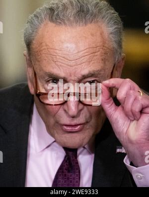 Chuck Schumer (démocrate de New York), leader de la majorité au Sénat des États-Unis, prononce une allocution lors d'une conférence de presse à la suite du déjeuner politique démocrate du Sénat dans le couloir de l'horloge de l'Ohio au Capitole des États-Unis à Washington, DC, le mardi 23 janvier 2024. Crédit : Rod Lamkey / CNP / Sipa USA Banque D'Images