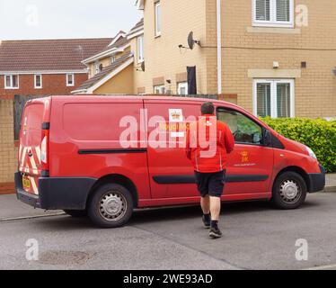 Hull, E. Yorkshire, Royaume-Uni. 24 janvier 2024 en raison des changements dans l'utilisation des services postaux, la Royal Mail dit qu'elle doit changer et mettre à jour ses services, ce qui pourrait signifier une réduction du nombre de jours où elle fournit un service de livraison. Actuellement, elle est légalement tenue de fournir un service universel, ce qui signifie qu'elle doit livrer les lettres six jours par semaine. Un rapport de l'Ofcom a suggéré que les services de Royal Mail doivent être réformés, sinon leurs services deviendront trop coûteux et non viables dans leur format actuel. Bridget Catterall AlamyLiveNews. Banque D'Images