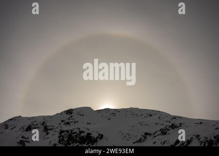 Halo efect un phénomène optique. alpes françaises en hiver, Rhone Alpes en France Europe. Les deux alpes montagnes des alpes enneigées en Europe. Banque D'Images