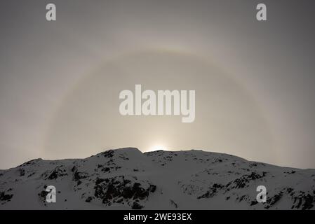 Halo efect un phénomène optique. alpes françaises en hiver, Rhone Alpes en France Europe. Les deux alpes montagnes des alpes enneigées en Europe. Banque D'Images