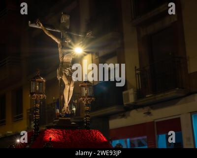 Christ du pardon de Huesca dans sa procession de la semaine Sainte. Crucifié avec des lumières Banque D'Images