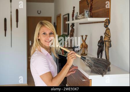 Junge Frau putz die Wohnung, Deutschland, BLF *** Jeune femme nettoyant l'appartement, Allemagne, BLF 12020869 Bernd Leitner Photography Banque D'Images