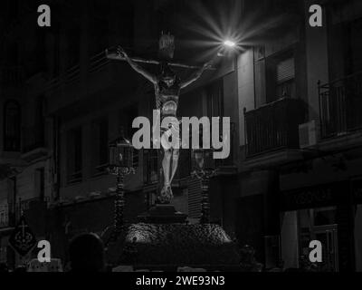 Christ du pardon de Huesca dans sa procession de la semaine Sainte. Crucifié avec des lumières Banque D'Images