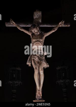 Christ du pardon de Huesca dans sa procession de la semaine Sainte. Crucifié avec des lumières Banque D'Images