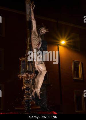 Christ du pardon de Huesca dans sa procession de la semaine Sainte. Crucifié avec des lumières Banque D'Images