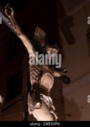 Christ du pardon de Huesca dans sa procession de la semaine Sainte. Crucifié avec des lumières Banque D'Images