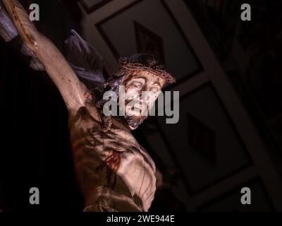 Christ du pardon de Huesca dans sa procession de la semaine Sainte. Crucifié avec des lumières Banque D'Images