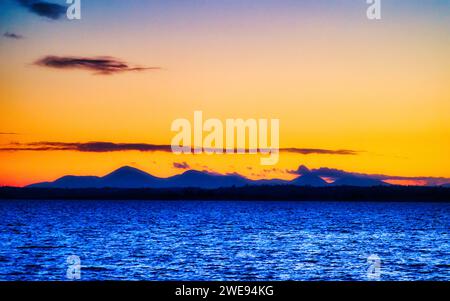 Les montagnes de Mourne du comté de Down, Irlande du Nord. Vue au coucher du soleil de l'autre côté de Strangford Lough. Banque D'Images