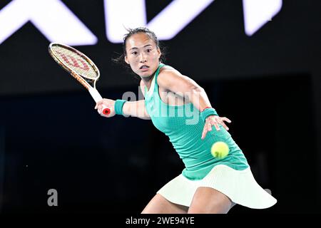 Paris, France. 22 janvier 2024. Qinwen Zheng de Chine lors de l'Open d'Australie 2024, tournoi de tennis du Grand Chelem le 22 janvier 2024 au Melbourne Park à Melbourne, Australie. Crédit : Victor Joly/Alamy Live News Banque D'Images