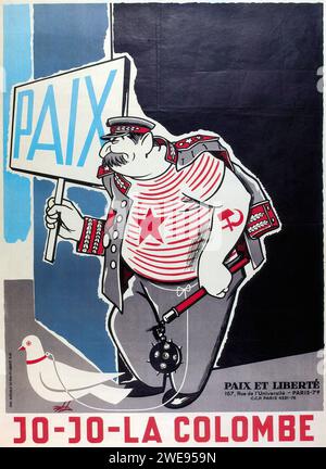 'PAIX JO-JO-LA COLOMBE PAX et LIBERTÉ 167, rue de l'Université - PARIS 7' ['PAIX JO-JO-LA COLOMBE PAX ET LIBERTY 167, rue Université - PARIS 7'] Publicité française vintage. L'image montre une caricature de Staline tenant un panneau qui dit «PAIX» avec une colombe à côté, sur un fond bleu. Le style est satirique avec des lignes audacieuses et une représentation caricaturale, typique des commentaires politiques du milieu du 20e siècle. Banque D'Images