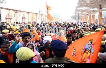 AYODHYA, INDE - JANVIER 23 : longue file d'attente à nouveau en dehors de RAM Mandir des deux extrémités de RAM Path. Les gens attendent une nouvelle entrée le 23 janvier 2024 à Ayodhya, en Inde. Les dévots célèbrent la cérémonie de consécration partout dans le monde avec joie et fanfare. Le temple Ramjanmbhoomi à Ayodhya a été construit après une longue bataille dans les tribunaux et ensuite la décision de la cour suprême en 2019. Le différend a commencé en 1528 après que le général de Babar, Mir Baqi, a construit une mosquée et l'a nommée Babri à la place supposée être le lieu de naissance de Lord RAM. (Photo de Deepak Gupta/Hindustan Times/Sipa USA) Banque D'Images