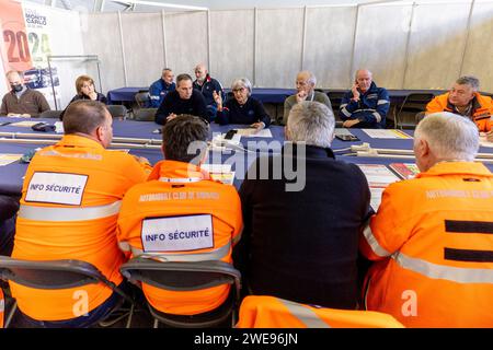 Gap, France. 24 janvier 2024. Ambiance lors du Rallye automobile Monte Carlo 2024, 1e manche du Championnat du monde des voitures de rallye WRC 2024, du 25 au 28 janvier 2024 à Monte Carlo, Monaco - photo Nikos Katikis/DPPI crédit : DPPI Media/Alamy Live News Banque D'Images