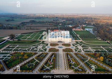 Paysage aérien du Palais Rundale et du parc, capturé d'en haut, Pilsrundale, Lettonie Banque D'Images