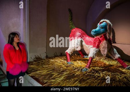 Londres, Royaume-Uni. 24 janvier 2024. Techno Statue (Original Blue), 2018, par Bunny Rogers - CUTE at Somerset House examine le pouvoir de la mignonne, mettant en vedette des œuvres de plus de 50 artistes et contributeurs. Coïncidant avec le 50e anniversaire de Hello Kitty, l'exposition comprend de nouvelles commandes d'artistes et des phénomènes culturels, tels que la musique, la mode, les jouets et les jeux vidéo. Il dure du 25 janvier au 14 avril 2024. Crédit : Guy Bell/Alamy Live News Banque D'Images