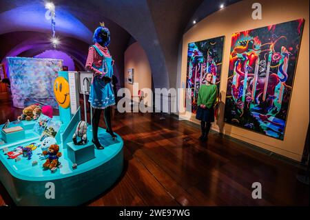 Londres, Royaume-Uni. 24 janvier 2024. Decora Custom Outfit, 2013, Haruka Kurebayashi de Sugar Sprinkles, Minacute avec !STEP on no Pets Step on no Pets! 2012, par Rachel Maclean et autres articles - CUTE at Somerset House examine le pouvoir de la mignonne, mettant en vedette des œuvres de plus de 50 artistes et contributeurs. Coïncidant avec le 50e anniversaire de Hello Kitty, l'exposition comprend de nouvelles commandes d'artistes et des phénomènes culturels, tels que la musique, la mode, les jouets et les jeux vidéo. Il dure du 25 janvier au 14 avril 2024. Crédit : Guy Bell/Alamy Live News Banque D'Images