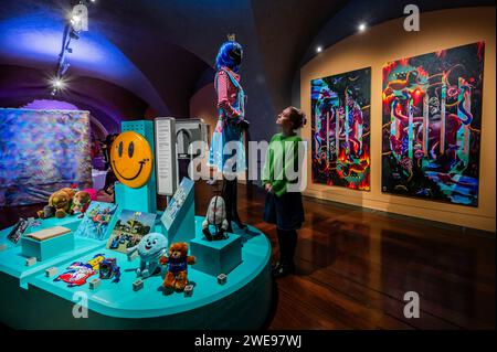 Londres, Royaume-Uni. 24 janvier 2024. Decora Custom Outfit, 2013, Haruka Kurebayashi de Sugar Sprinkles, Minacute avec !STEP on no Pets Step on no Pets! 2012, par Rachel Maclean et autres articles - CUTE at Somerset House examine le pouvoir de la mignonne, mettant en vedette des œuvres de plus de 50 artistes et contributeurs. Coïncidant avec le 50e anniversaire de Hello Kitty, l'exposition comprend de nouvelles commandes d'artistes et des phénomènes culturels, tels que la musique, la mode, les jouets et les jeux vidéo. Il dure du 25 janvier au 14 avril 2024. Crédit : Guy Bell/Alamy Live News Banque D'Images