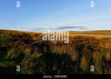 Coucher de soleil d'automne sur les landes du Derbyshire près de Curbar Edge. Banque D'Images