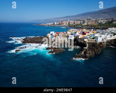 Vue aérienne de Punta Brava à Tenerife, îles Canaries, Espagne. Maisons colorées et rochers de lave noire dans un petit village de pêcheurs. Banque D'Images