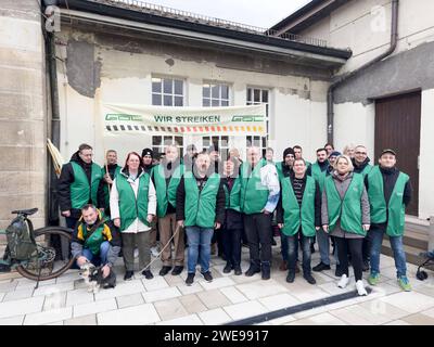 Tuebingen Die Lokfuehrergewerkschaft GDL Streikt, GDL-Sreik, Personenverkehr, Bahnstreik, Tuebingen, GER, 24.01.2024 Lokfuehrer, Lokfuehrerinnen streiken mit Banner, GDL Wir Streiken. Die Lokfuehrergewerkschaft GDL Streikt, GDL-Sreik, Personenverkehr, Bahnstreik, Tuebingen, GER, 24.01.2024 *** Tuebingen le syndicat des conducteurs de train GDL est en grève, GDL grève, transport de passagers, grève ferroviaire, Tuebingen, GER, 24 01 2024 conducteurs de train, femmes conducteurs de train grève avec bannière, GDL nous sommes en grève le syndicat des conducteurs de train GDL est en grève, GDL grève, transport de passagers, grève ferroviaire, Tuebingen, GER, Banque D'Images