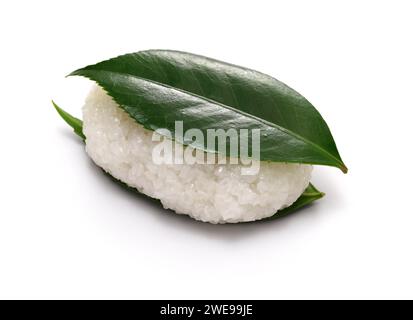 Tsubaki Mochi est la plus ancienne sucrerie du Japon. Un gâteau de riz gluant rempli de pâte de haricots sucrée est pris en sandwich entre deux feuilles de camélia fraîches. Banque D'Images