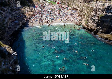 POLIGNANO A MARE, ITALIE, 11 JUILLET 2022 - vue sur la plage de Polignano a Mare, province de Bari, Pouilles, Italie Banque D'Images