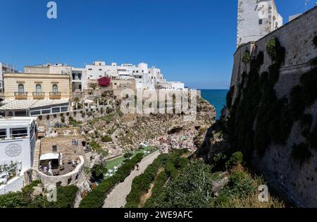 POLIGNANO A MARE, ITALIE, 11 JUILLET 2022 - vue sur la plage de Polignano a Mare, province de Bari, Pouilles, Italie Banque D'Images