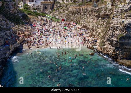 POLIGNANO A MARE, ITALIE, 11 JUILLET 2022 - vue sur la plage de Polignano a Mare, province de Bari, Pouilles, Italie Banque D'Images