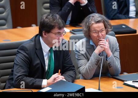 v. l. Dr. Marcus OPTENDRENK, CDU, Minister der Finanzen, Finanzminister des Landes Nordrhein-Westfalen, Ina SCHARRENBACH, CDU, Ministerin fuer Heimat, Kommunales, Bau und Gleichstellung des Landes Nordrhein-Westfalen, Aktuelle Stunde : mehr als 100,000 Menschen in NRW demonstrieren fuer Demokratie und Vielfalt, 54. Sitzung des Landtags Nordrhein-Westfalen, im Landtag Nordrhein-Westfalen NRW, Duesseldorf am 24.01.2024, *** f l Dr Marcus OPTENDRENK, CDU, Ministre des Finances, Ministre des Finances de l'Etat de Rhénanie du Nord-Westphalie, Ina SCHARRENBACH, CDU, Ministre de l'intérieur, des Affaires municipales, Banque D'Images