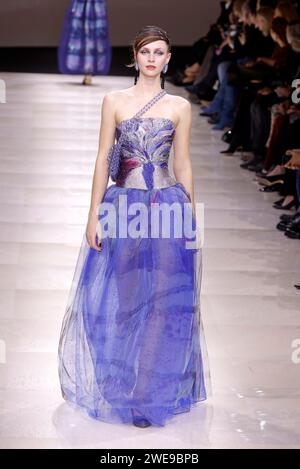 Paris, France. 24 janvier 2024. Un modèle présente une création des collections haute-couture printemps/été 2024 de Giorgio Armani prive lors de la Fashion week à Paris, France, le 23 janvier 2024. Crédit : Xinhua/Alamy Live News Banque D'Images