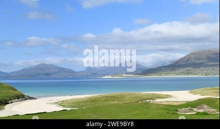 Vue panoramique sur la plage ensoleillée et la baie près de Luskentyre sur South Harris, Hébrides extérieures, Écosse Banque D'Images