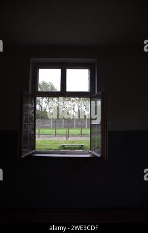 La vue depuis l'un des bâtiments d'Auschwitz Banque D'Images