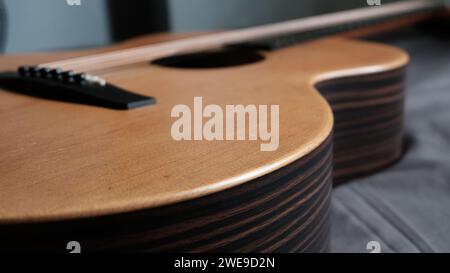 Un gros plan de guitare acoustique ab prise de côté et d'angle bas Banque D'Images