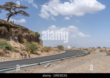 Scène de rue à la ville de Debark sur le bord du parc national de la montagne Simien en Éthiopie, Afrique Banque D'Images