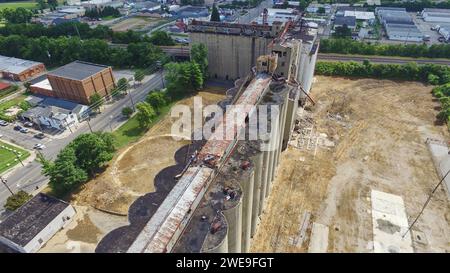 Vue aérienne du complexe de silo à grains abandonné dans un paysage industriel Banque D'Images