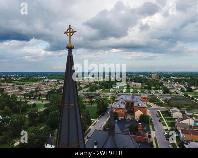 Vue aérienne de Golden Cross Church Spire et paysage suburbain Banque D'Images