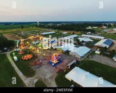 Lueur aérienne du soir à Rural County Fair avec Ferris Wheel - fort Wayne Banque D'Images