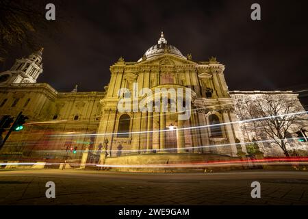 Une vue sur la rue de la façade de St. La cathédrale de Paul la nuit avec des traînées légères des véhicules qui passent. Banque D'Images