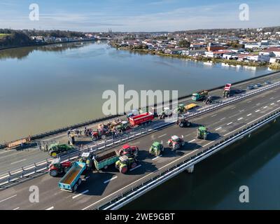 Manifestation de fermiers bloquant l'autoroute A63 (Viaduc Hubert Touya, Bayonne (64100), Pyrénées-Atlantiques (64), Nouvelle Aquitaine, France). Ce mardi 23 janvier 2024, à partir de 6 heures du matin, les agriculteurs des Pyrénées-Atlantiques, à l’appel de la FDSEA 64 et des jeunes agriculteurs, ont organisé des points de blocage aux échangeurs de Bayonne. La circulation est interrompue ce mardi sur cette portion de l’autoroute par des manifestants déterminés. Les manifestations agricoles sont un signe de la crise à laquelle est confronté le secteur agricole en France et en Europe. Banque D'Images